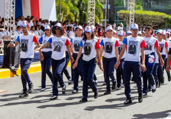Presidente Abinader encabeza desfile por 211 aniversario del natalicio de Duarte