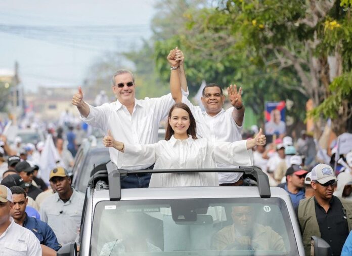 Abinader encabeza caravana en Barahona junto a candidatos municipales
