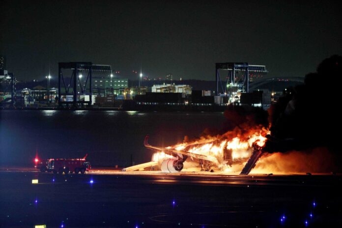 Aeronave militar choca y se incendia en Tokio: hay cinco muertos
