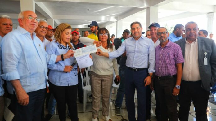 Agricultura entrega RD$57 millones a 70 productores afectados por disturbio tropical