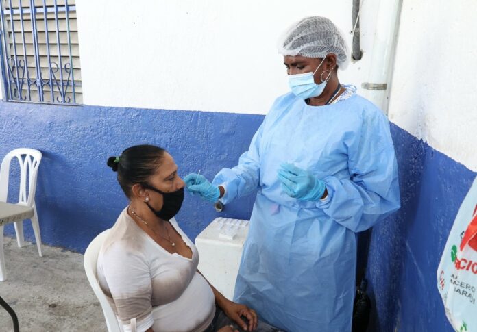 Aumenta positividad Covid-19 en puestos SD