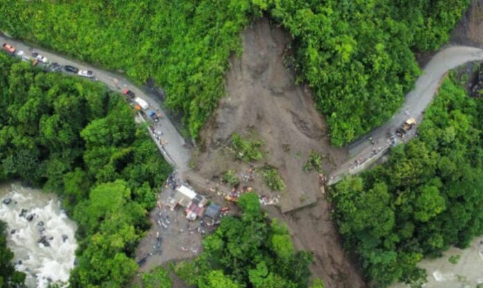 Aumentan a 33 fallecidos por derrumbes en una carretera de Colombia