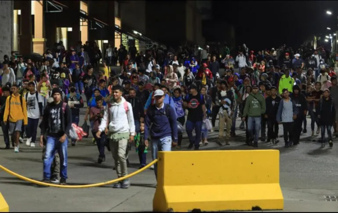 Cientos de migrantes inician travesía a pie del norte de Honduras hacia EEUU