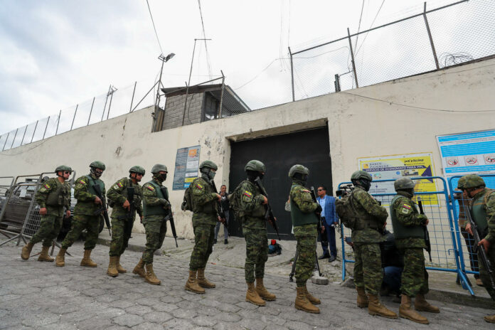 Confirman que 139 funcionarios de prisiones están retenidos en cinco cárceles de Ecuador