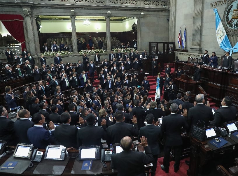Congreso retrasa por horas juramentacion de Arevalo