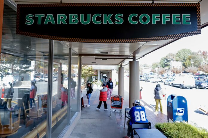 Demandan a Starbucks por usar café de plantaciones donde supuestamente se atenta contra los DD.HH.