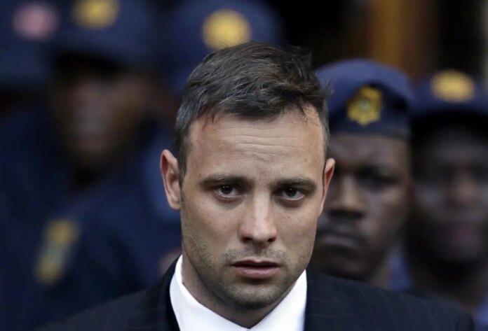 Deportista Oscar Pistorius sale de prisión