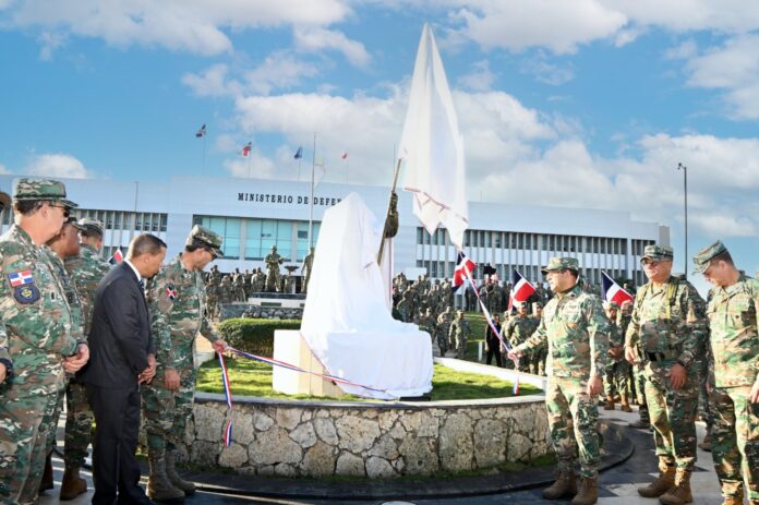 Develan estatua en honor al “Glorioso Soldado Dominicano”