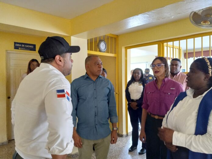 Director DGSPC y Defensor del Pueblo visitan Najayo Mujeres para verificar condición de reclusa con cáncer avanzado