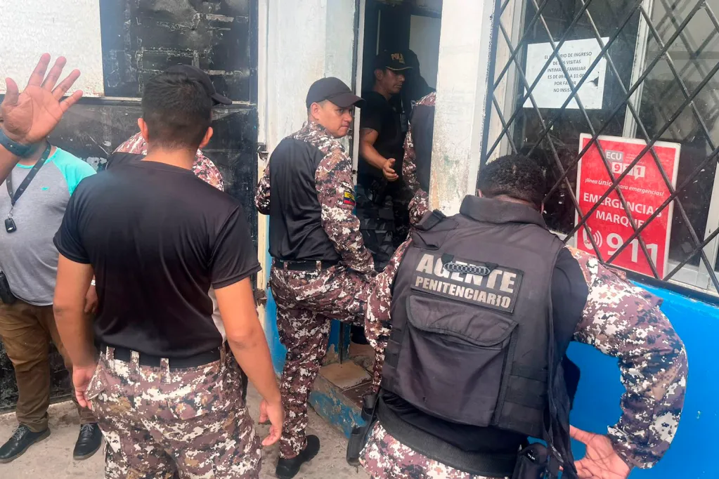 Fotografía cedida por las Fuerzas Armadas de Ecuador de la liberación de funcionarios de una prisión hoy, en la provincia costera de Esmeraldas (Ecuador). EFE/ Fuerzas Armadas de Ecuador