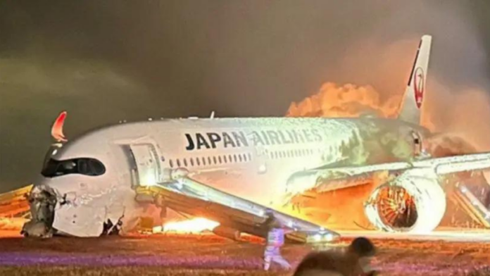 El avión de guardacostas japonés, en situación irregular, ingresa a la pista sin autorización