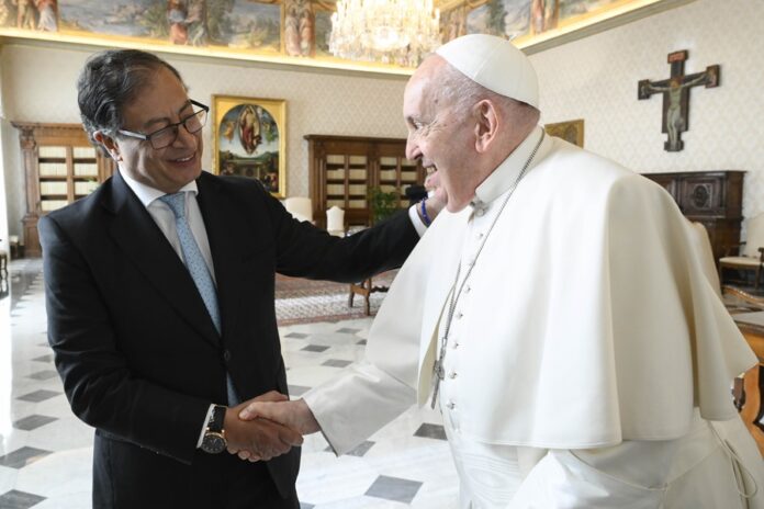 El papa Francisco a Petro: “Cuente conmigo”