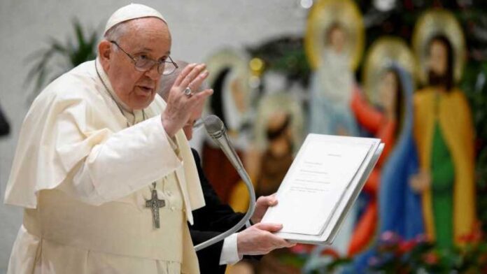 El papa alega que las bendiciones a parejas homosexuales van dirigidas “a las personas”