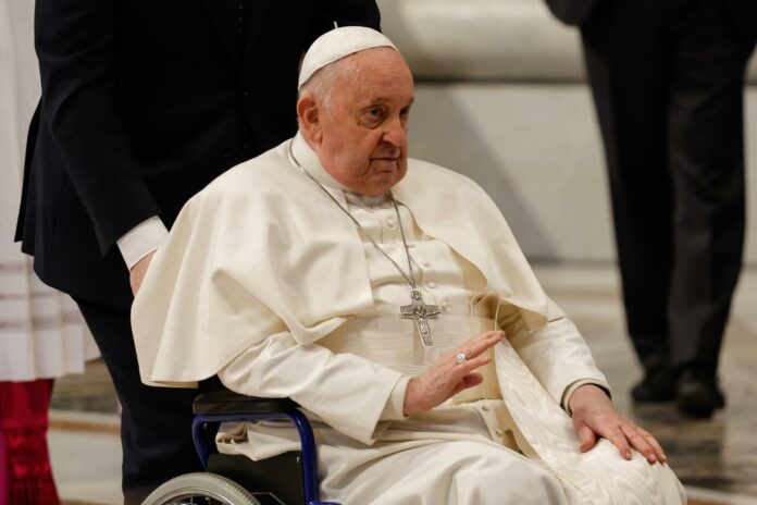 El papa dice que no hay enfermos “in-cuidables” y defiende su derecho a paliativos