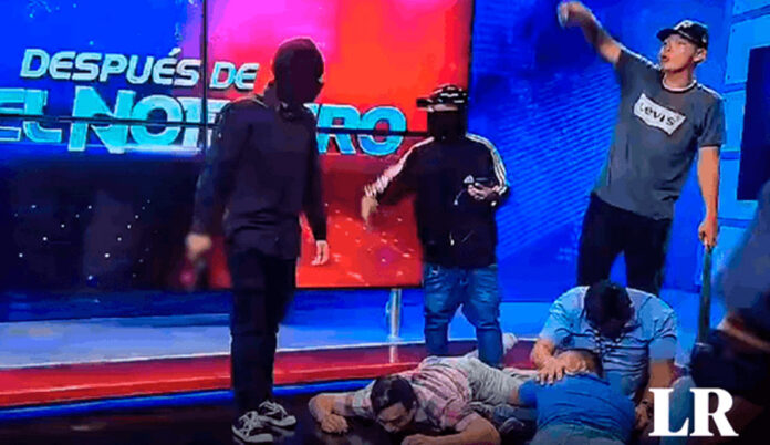 Encapuchados armados se toman un canal de televisión en Ecuador en una transmisión en vivo