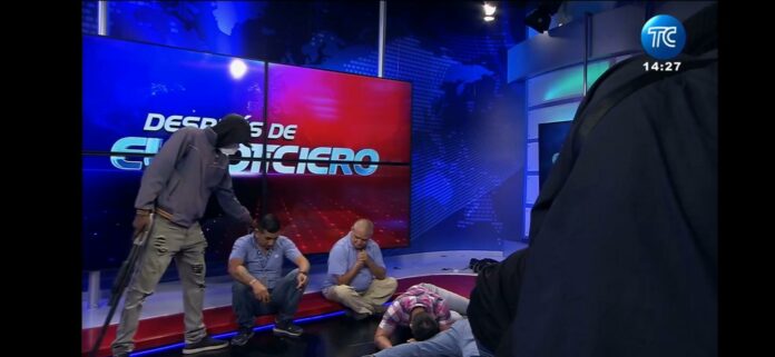 Encapuchados toman las instalaciones de un canal de televisión de Ecuador en plena transmisión