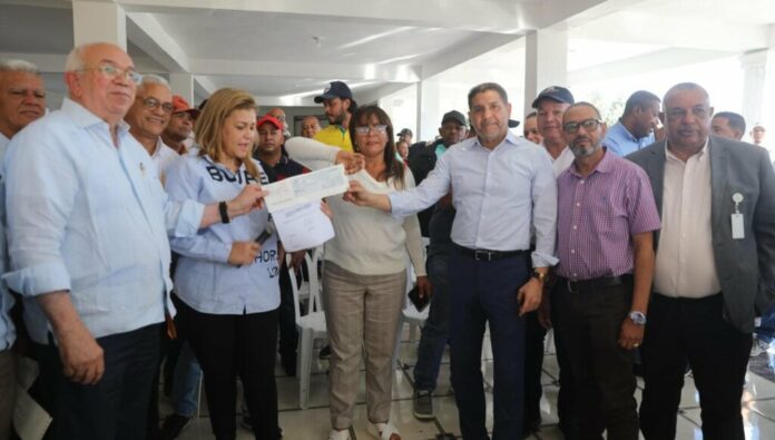 Entregan cheques a productores de invernaderos afectados por lluvias en Rancho Arriba