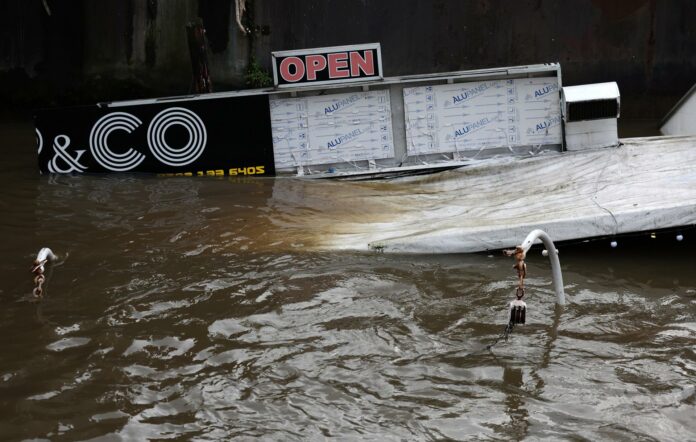 Evacúan cientos de hogares y cancelan trenes tras inundaciones en Inglaterra