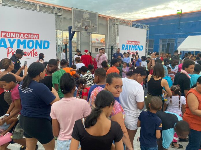 Fundación Raymond Rodríguez lleva alegría a Cristo Rey; entrega juguetes a cientos de niños