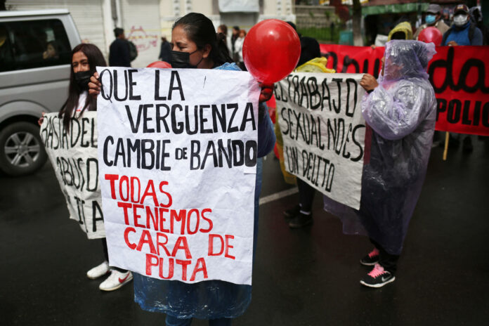 Grupo de trabajadoras sexuales marchan en contra de la extorsión policial en Bolivia