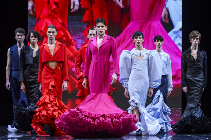 Hombres vestidos de flamenca sorprenden en la Semana de la Moda Flamenca de Sevilla