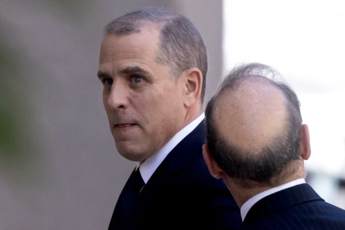 Hunter Biden aparece por sorpresa en el Congreso antes de ser acusado de desacato