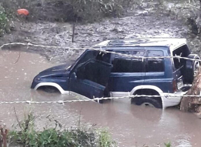 Inundaciones dejan serios daños en casas y carreteras