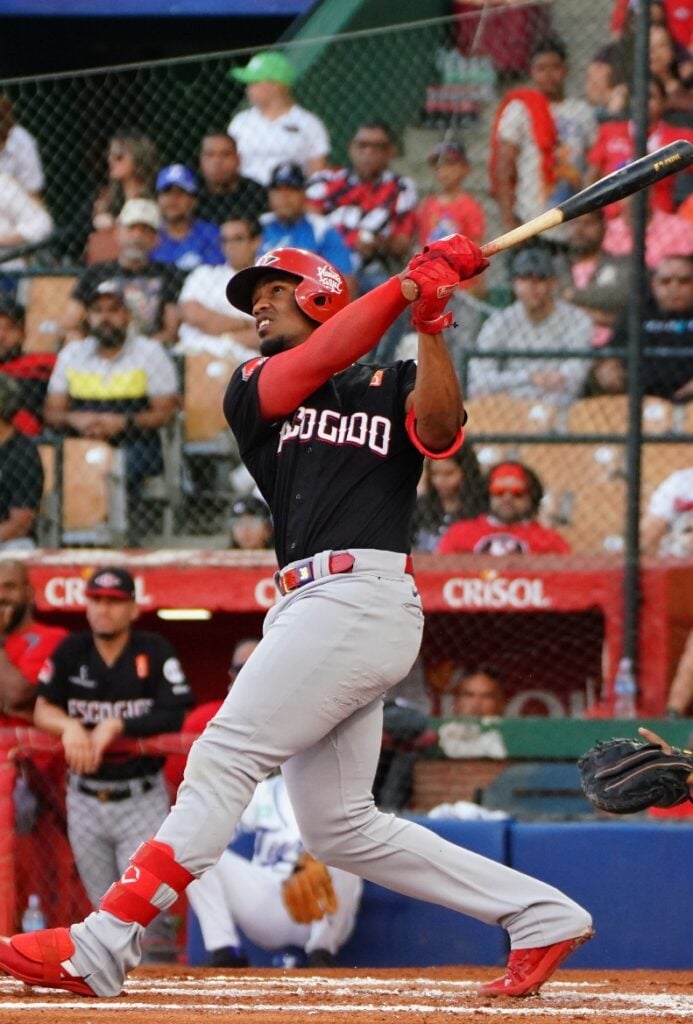 Leones siguen con vida