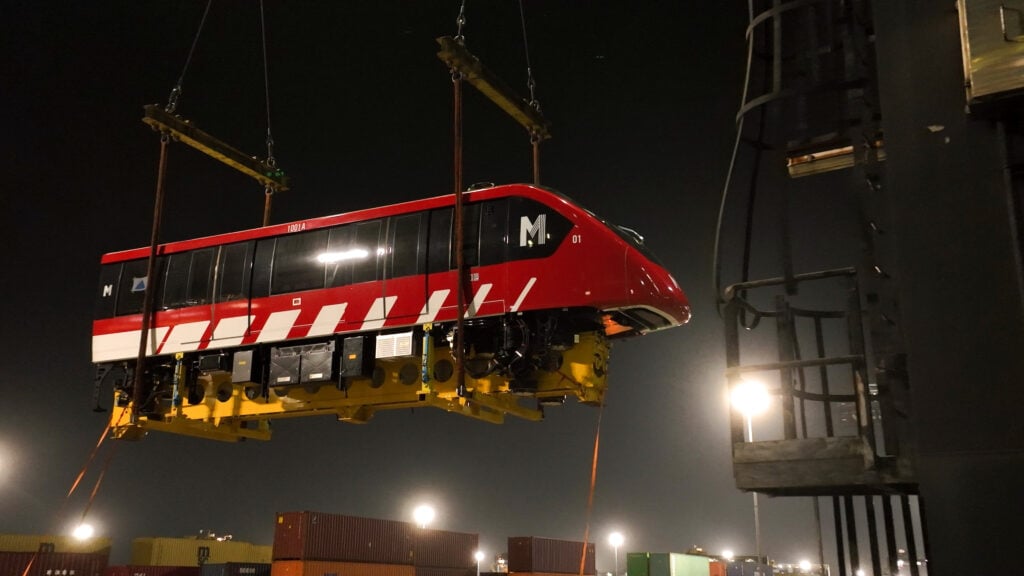 Llegan el primer tren y 4 vagones del Monorriel de