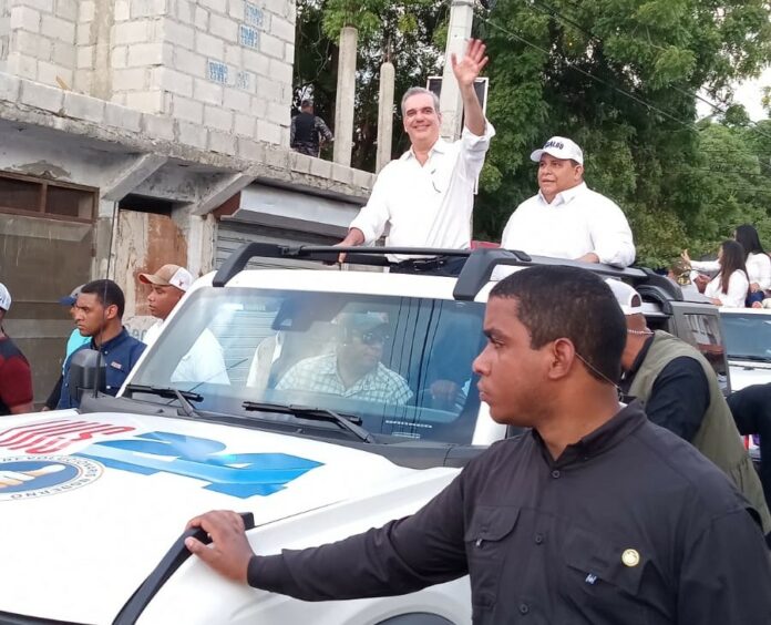 Luis Abinader visita sectores de Azua junto a candidatos del PRM y aliados