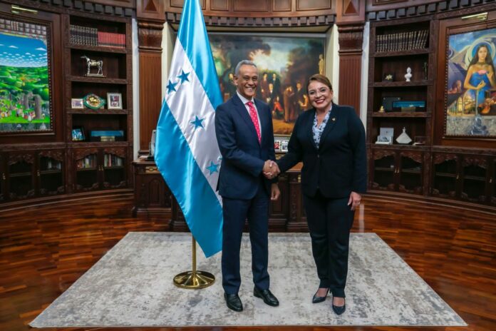 Manolo Pichardo se reúne con Xiomara Castro presidenta de Honduras