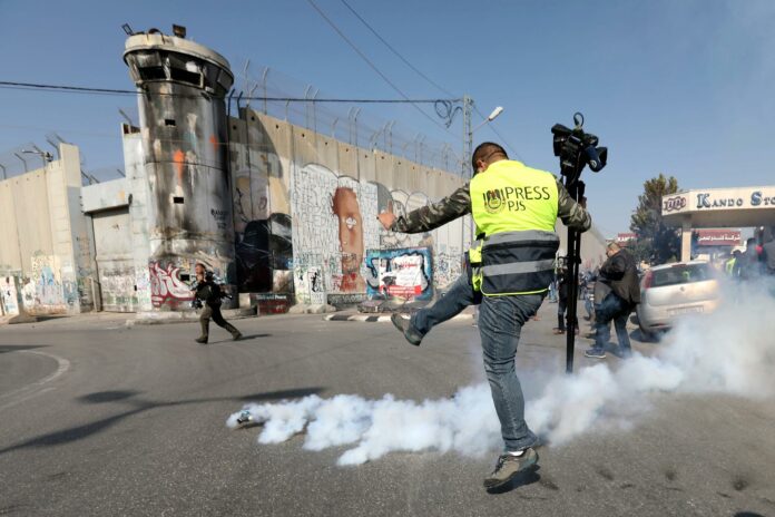 Más de 60 periodistas palestinos encarcelados por Israel y en condiciones “brutales”