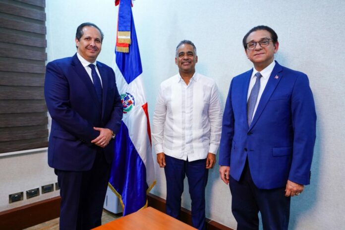 Ministro Santos juramenta a Víctor Atallah, como nuevo ministro de Salud Pública