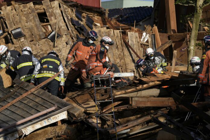 Muertos en terremoto de Japón ya suman 94 y 242 desaparecidos