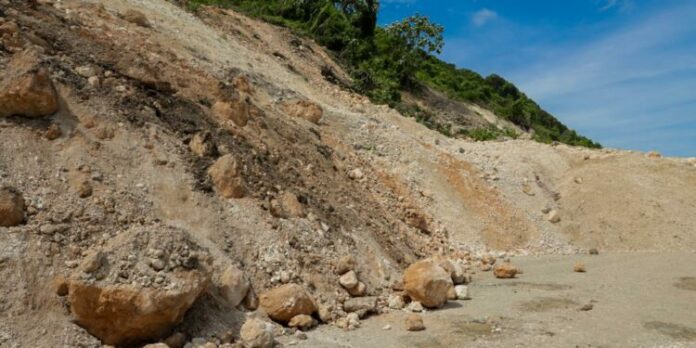 Obras Públicas explica causas de derrumbe en carretera Barahona- Enriquillo