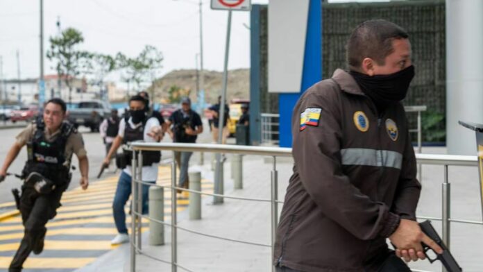 Policía ecuatoriana rescata a 2 de sus agentes mientras sigue escalando crisis carcelaria