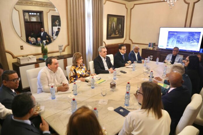 Presidente Abinader se reúne en el Palacio Nacional con comisión del Colegio Médico Dominicano