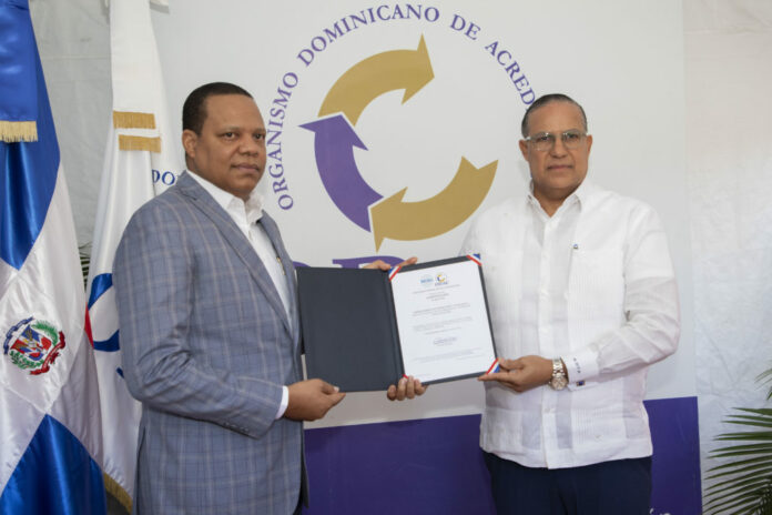 Pro Consumidor recibe certificado de reacreditación en etiquetado de alimentos envasados