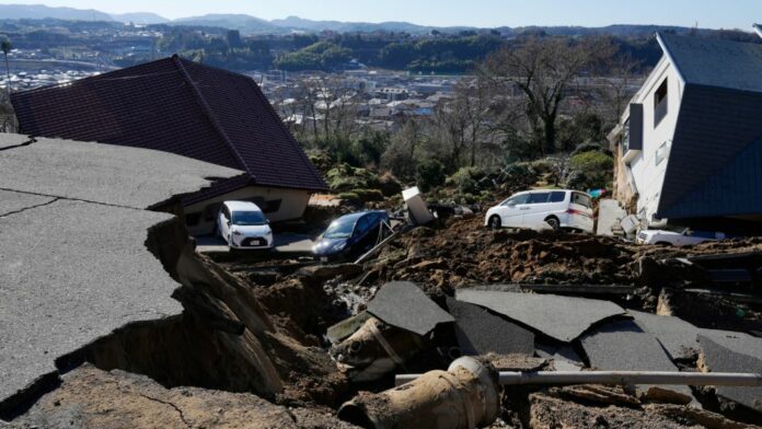 Rescatistas trabajan contrarreloj para hallar sobrevivientes tras potente sismo en Japón