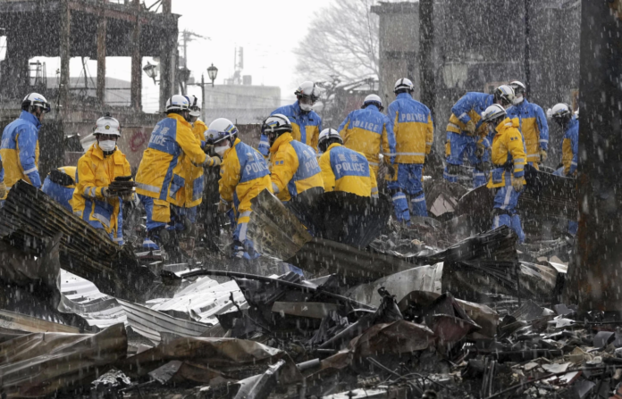 Sismos dejan 126 muertos en Japón y lluvia y nieve amenazan tierras inestables