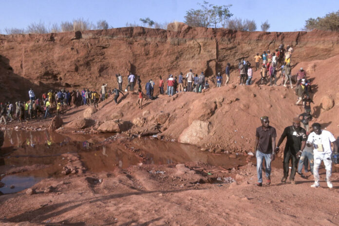 Suben a 70 los muertos en el derrumbe de una mina de oro en Mali