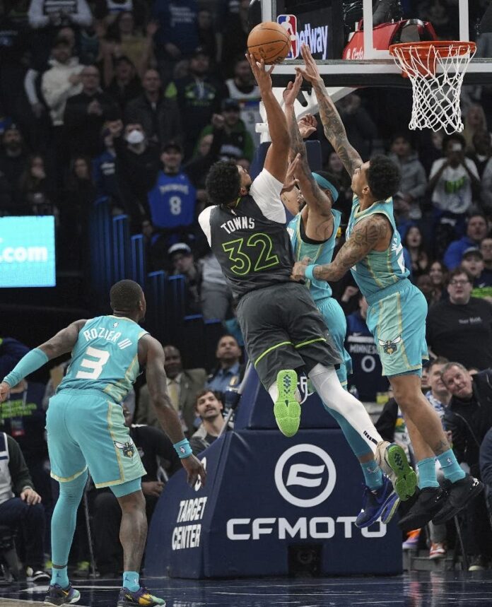 Towns anota 62 pts; 44 en primera mitad para establecer récords