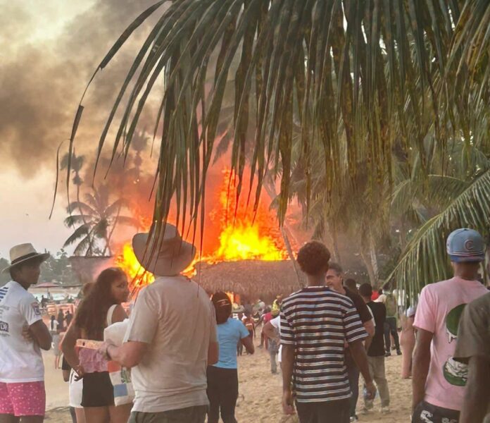 Un incendio destruye los negocios de la playa de los pescadores de Las Terrenas