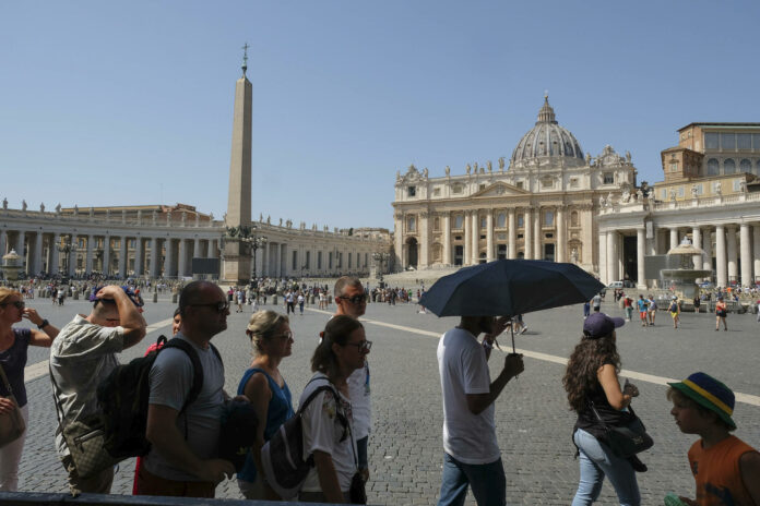Vaticano matiza que la bendición de parejas homosexuales no será “litúrgica”