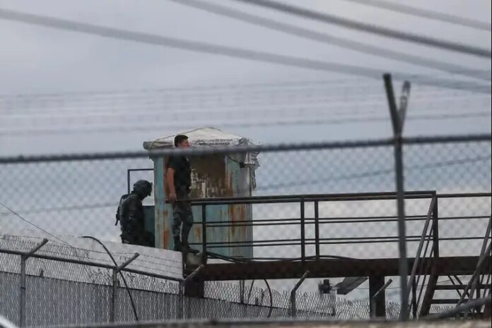 Ya son 178 los funcionarios tomados como rehenes en 7 cárceles de Ecuador