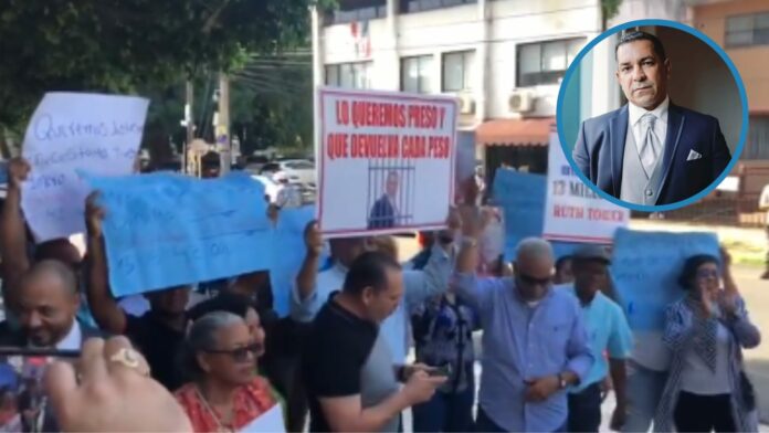 ¡Con pancartas en mano! Supuestos estafados piden que Emmanuel Rivera le devuelva su dinero