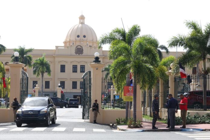 En fotos | Así lucen las puertas del Palacio Nacional tras hombre estrellar su vehículo