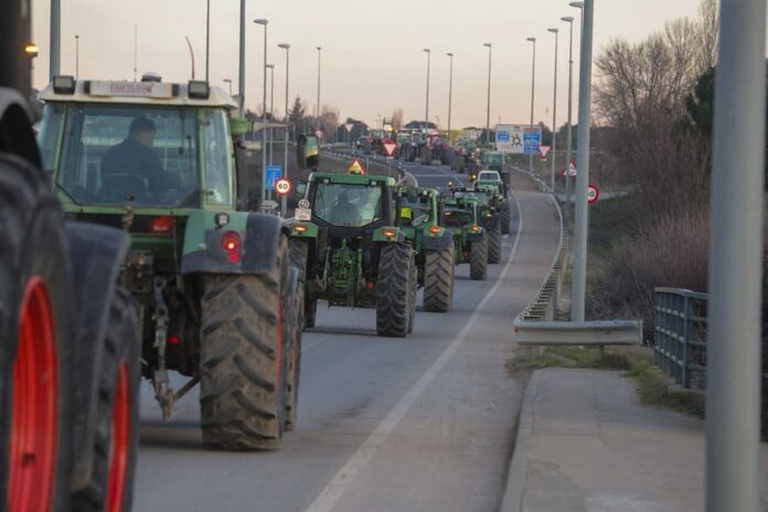 ¿Por qué y contra quién protestan los agricultores en Europa?