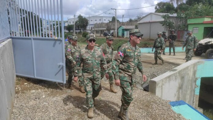 Ante situación en Haití, ministro de Defensa supervisa labores en la frontera