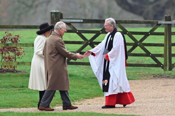 Tras revelar diagnóstico de cáncer Rey Carlos III del Reino Unido asiste a la iglesia por primera vez 